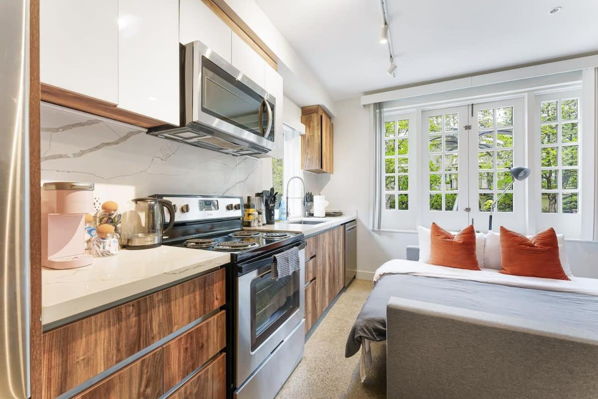 Designer Cozy Condo in Vibrant West End Dwntwn