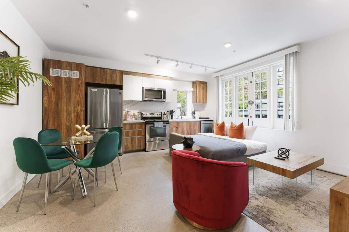 Designer Cozy Condo in Vibrant West End Dwntwn
