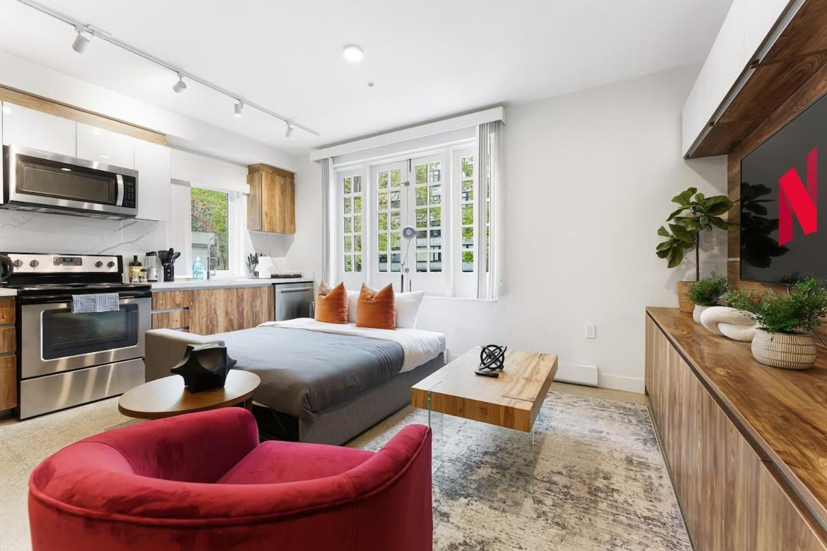 Designer Cozy Condo in Vibrant West End Dwntwn