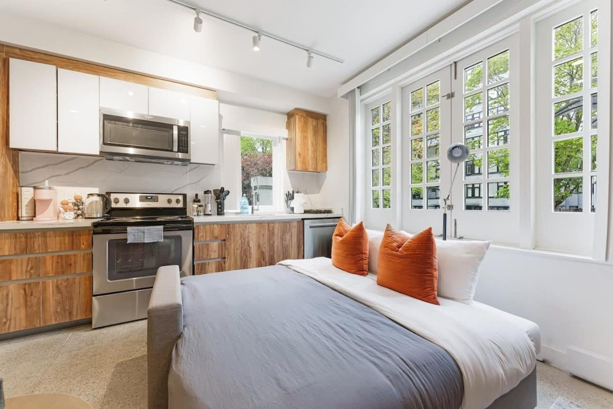 Designer Cozy Condo in Vibrant West End Dwntwn
