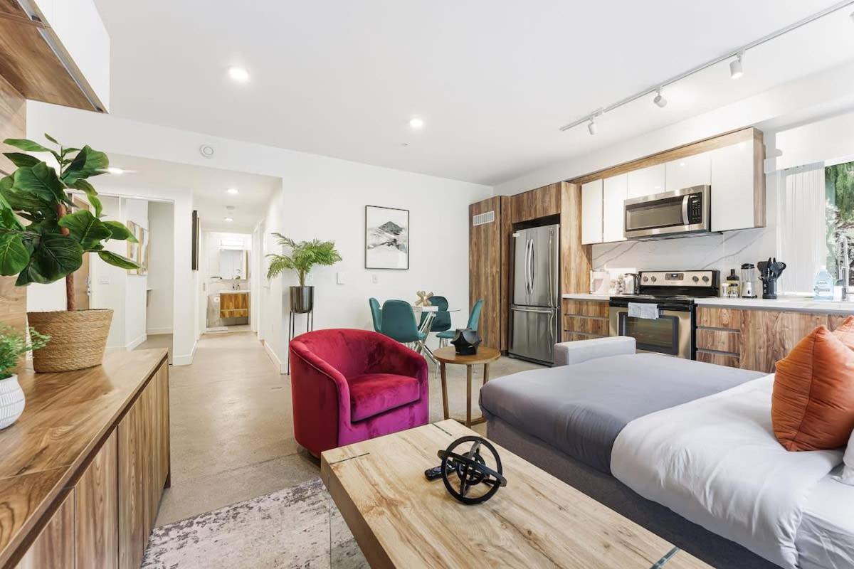 Designer Cozy Condo in Vibrant West End Dwntwn