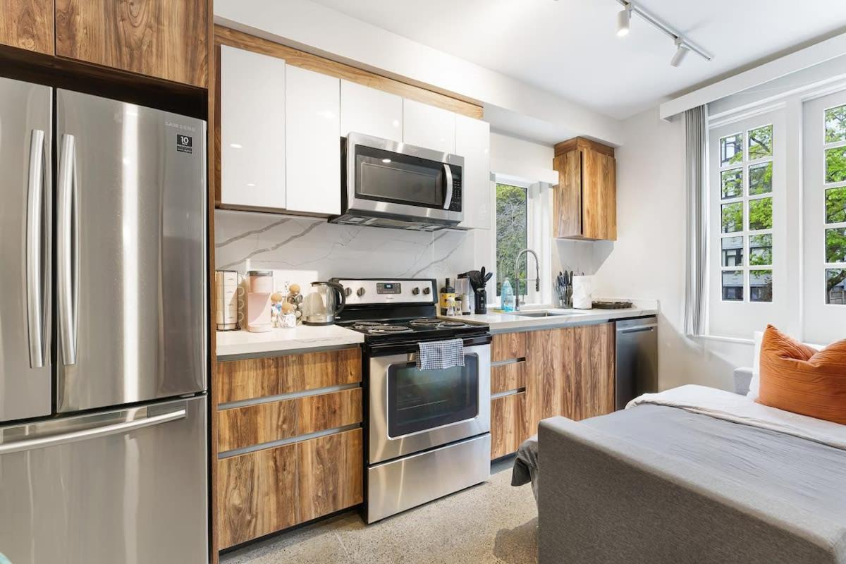 Designer Cozy Condo in Vibrant West End Dwntwn