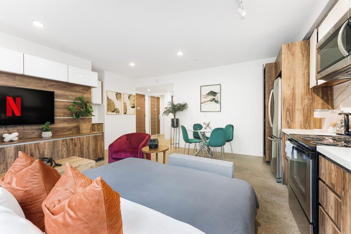 Designer Cozy Condo in Vibrant West End Dwntwn