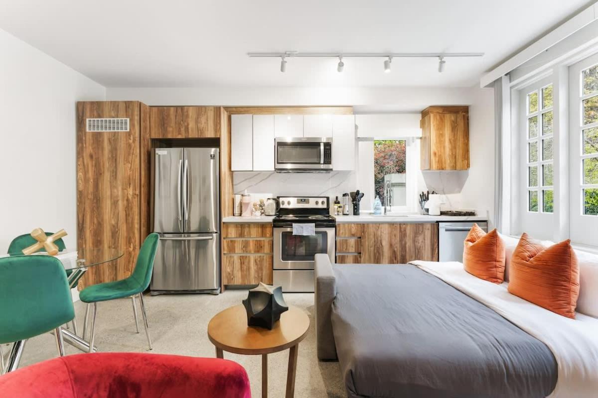 Designer Cozy Condo in Vibrant West End Dwntwn