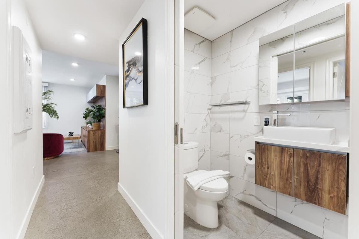 Designer Cozy Condo in Vibrant West End Dwntwn