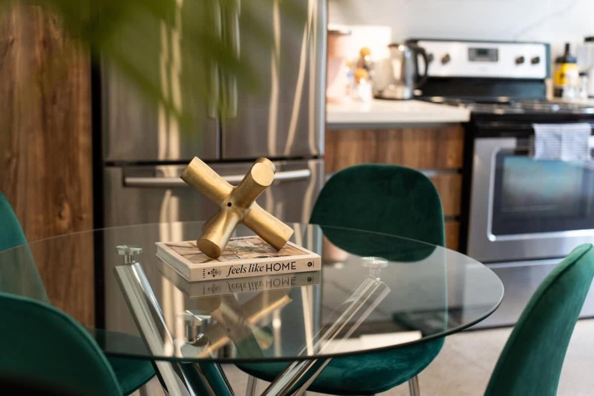 Designer Cozy Condo in Vibrant West End Dwntwn