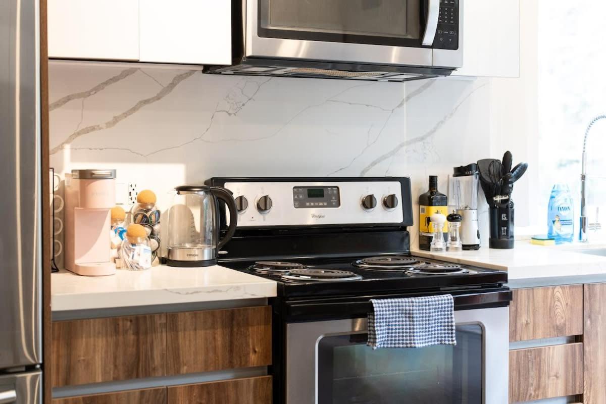 Designer Cozy Condo in Vibrant West End Dwntwn