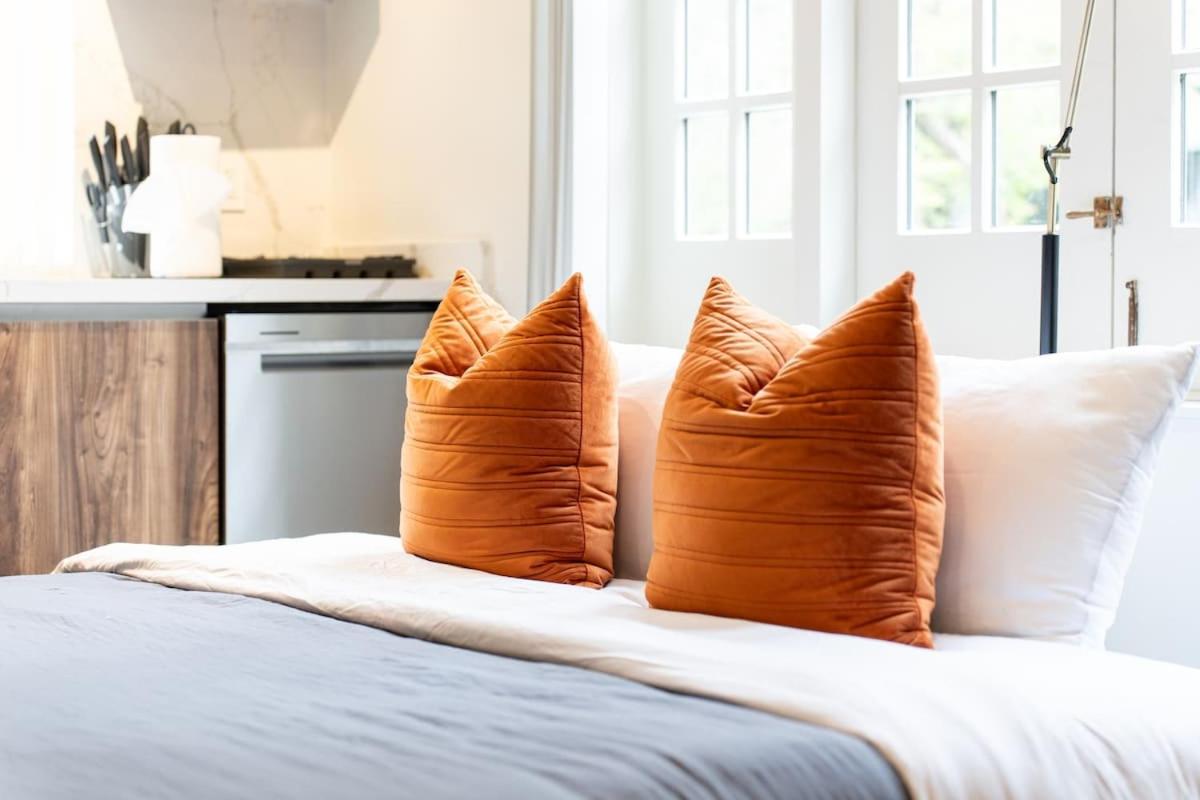 Designer Cozy Condo in Vibrant West End Dwntwn