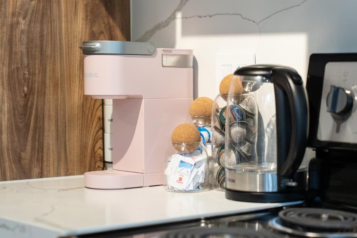 Designer Cozy Condo in Vibrant West End Dwntwn
