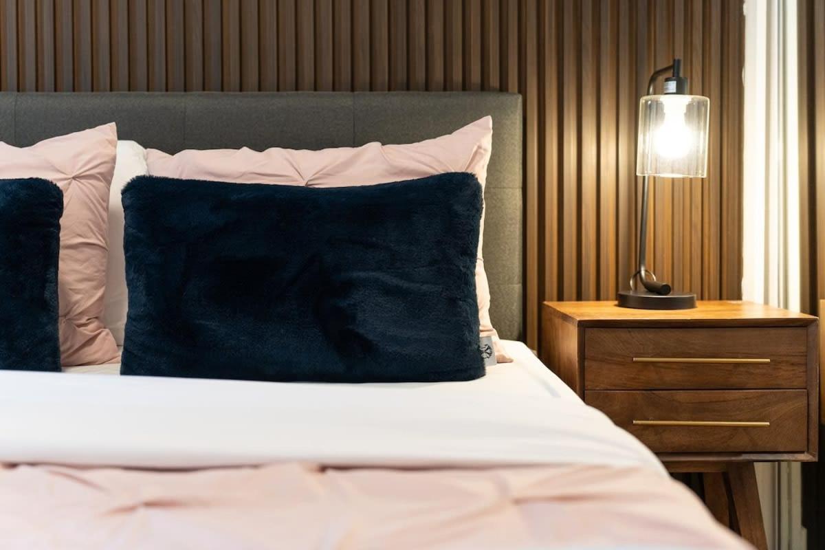 Designer Cozy Condo in Vibrant West End Dwntwn