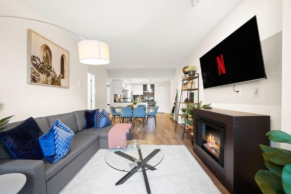 Dazzling Condo by Stadium Downtown w Incl Parking