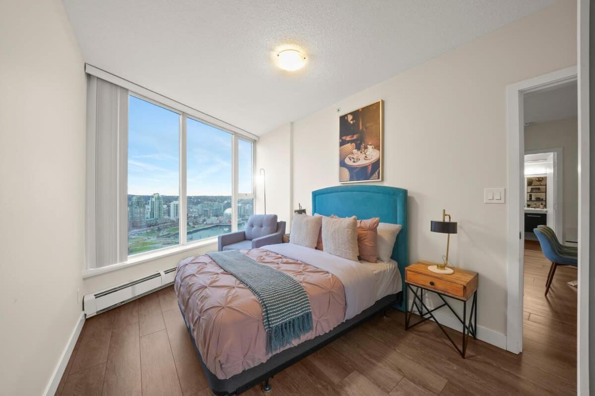Dazzling Condo by Stadium Downtown w Incl Parking