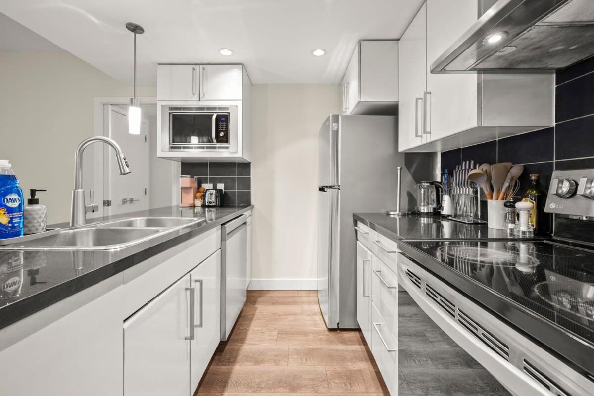 Dazzling Condo by Stadium Downtown w Incl Parking