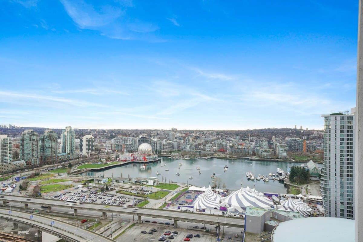 Dazzling Condo by Stadium Downtown w Incl Parking