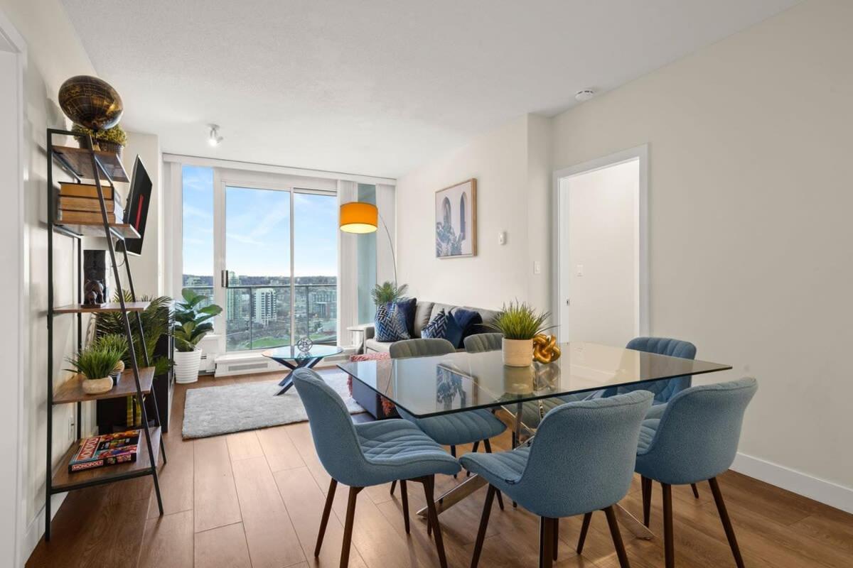 Dazzling Condo by Stadium Downtown w Incl Parking