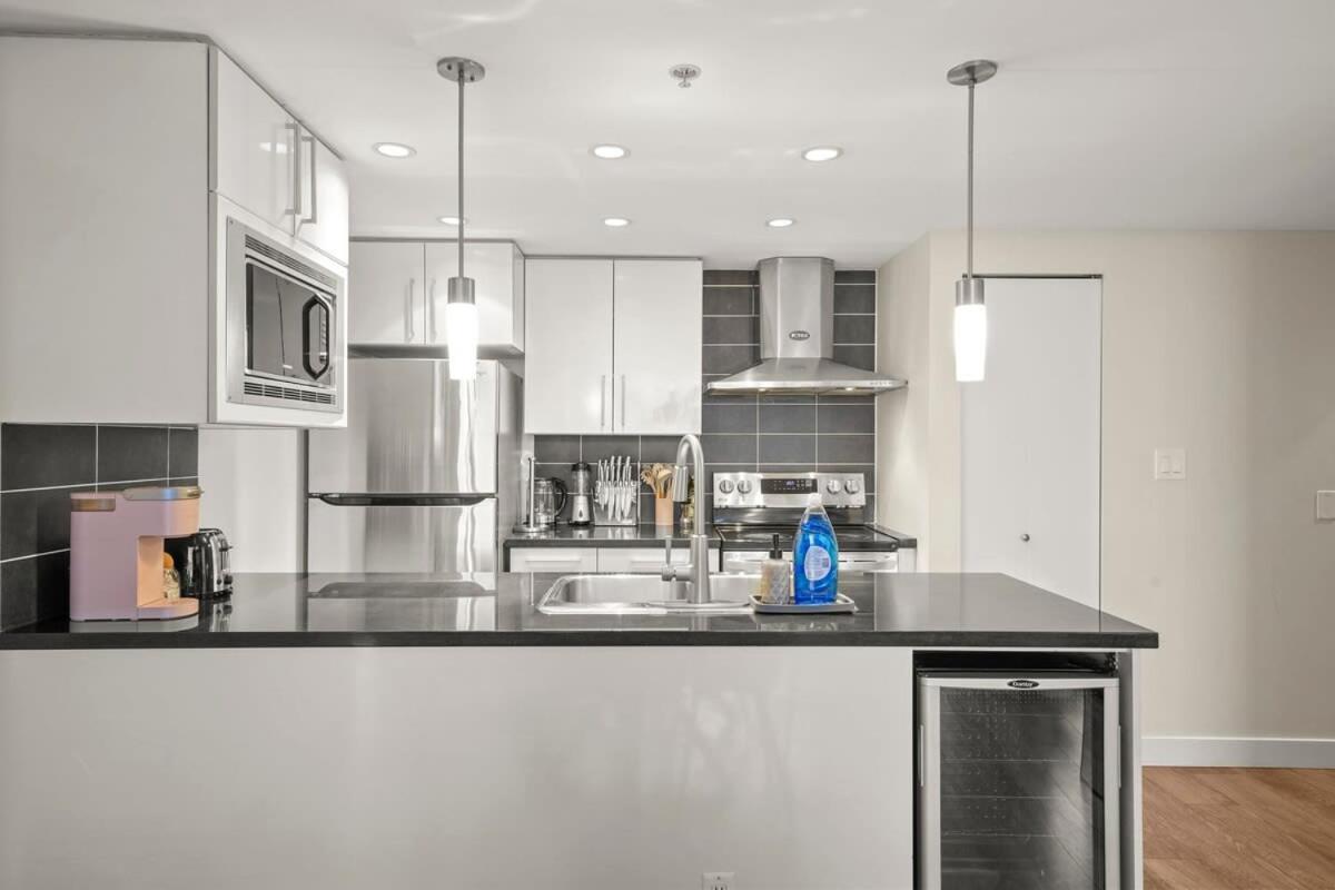 Dazzling Condo by Stadium Downtown w Incl Parking