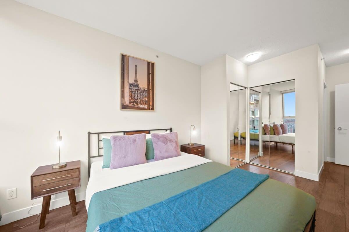 Dazzling Condo by Stadium Downtown w Incl Parking