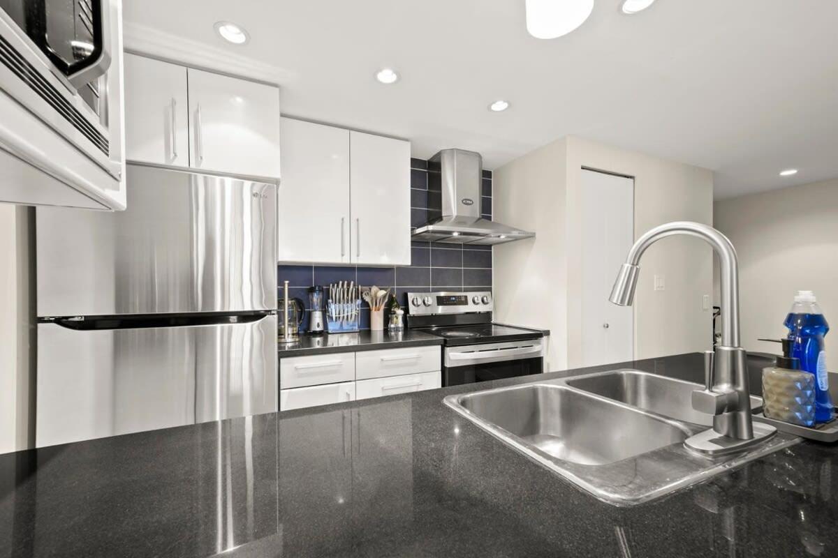Dazzling Condo by Stadium Downtown w Incl Parking