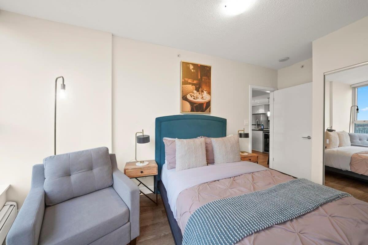 Dazzling Condo by Stadium Downtown w Incl Parking