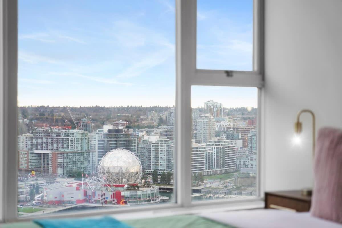Dazzling Condo by Stadium Downtown w Incl Parking