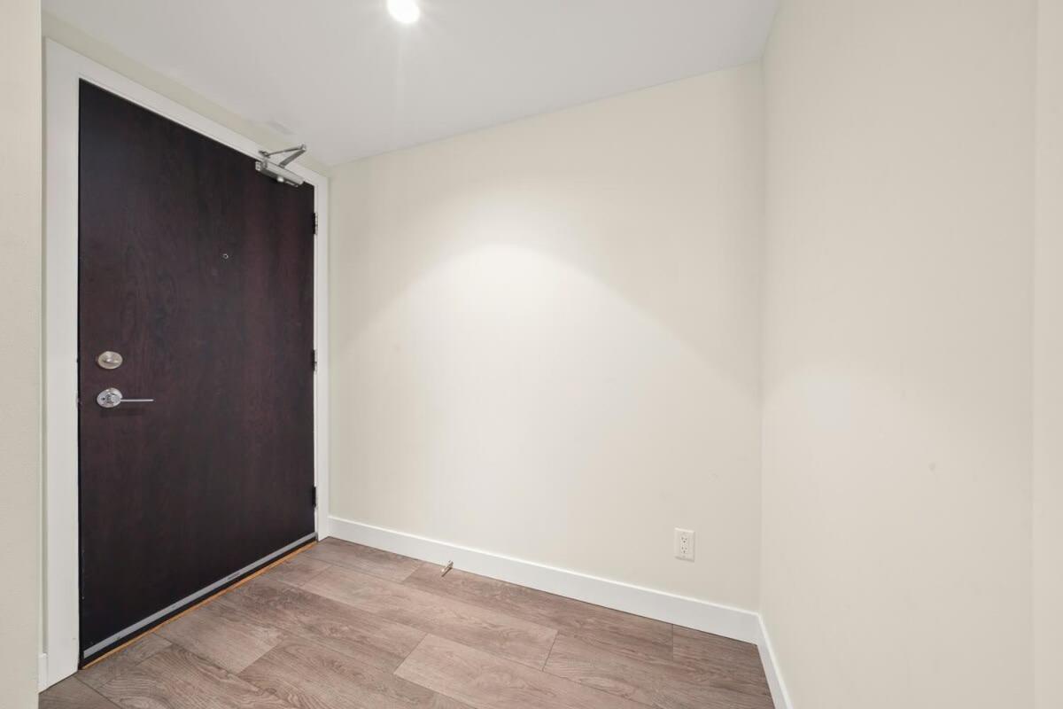 Dazzling Condo by Stadium Downtown w Incl Parking