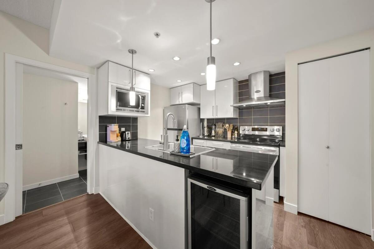 Dazzling Condo by Stadium Downtown w Incl Parking