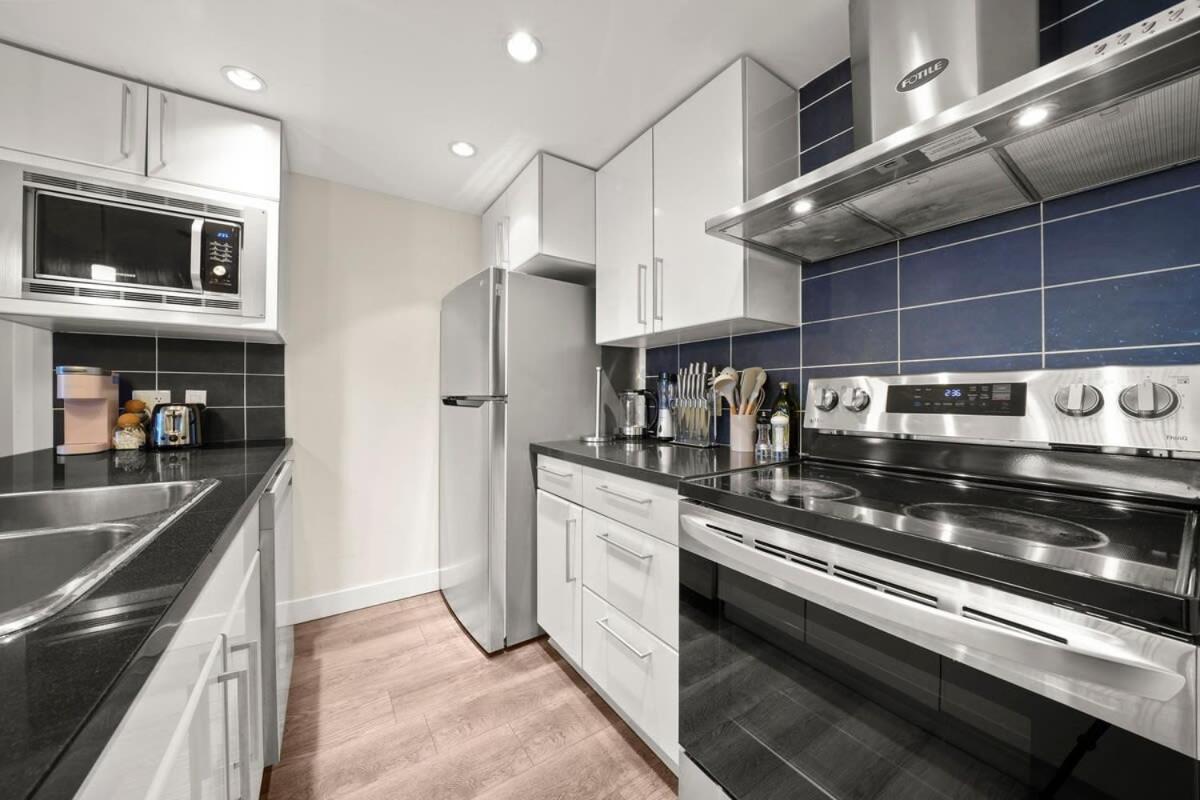 Dazzling Condo by Stadium Downtown w Incl Parking