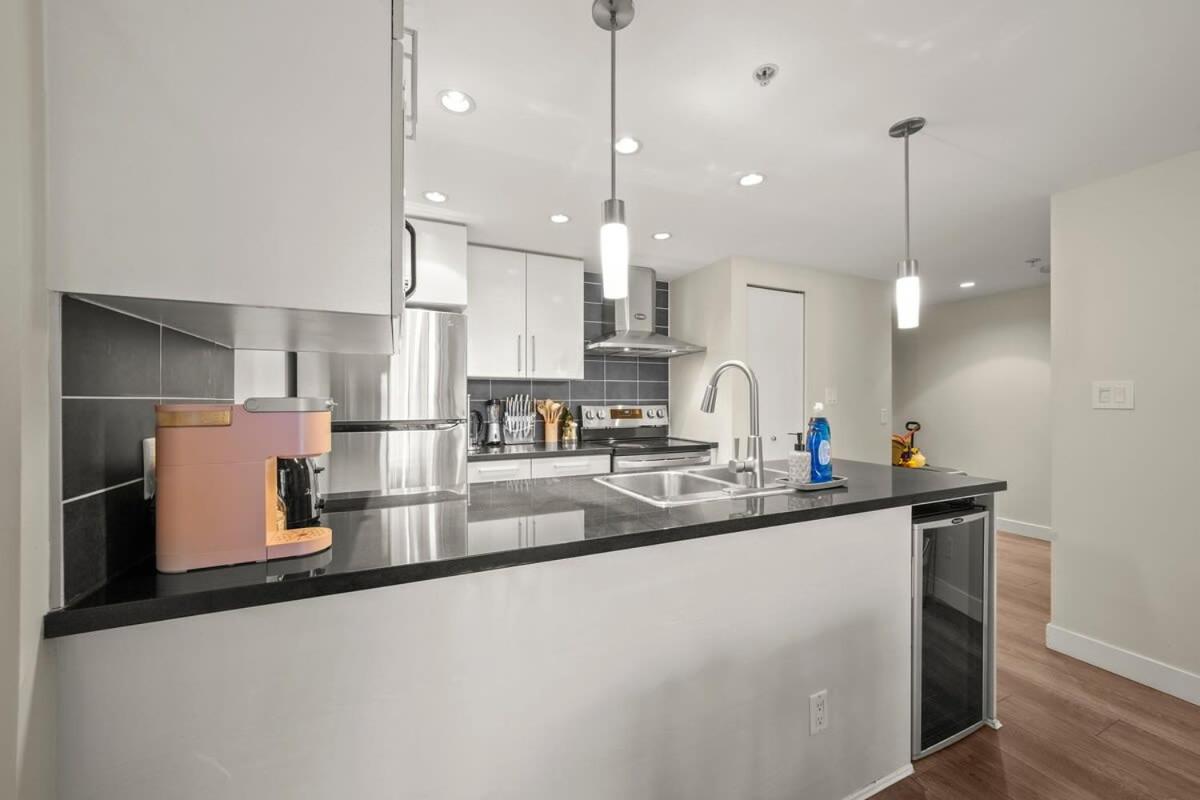 Dazzling Condo by Stadium Downtown w Incl Parking