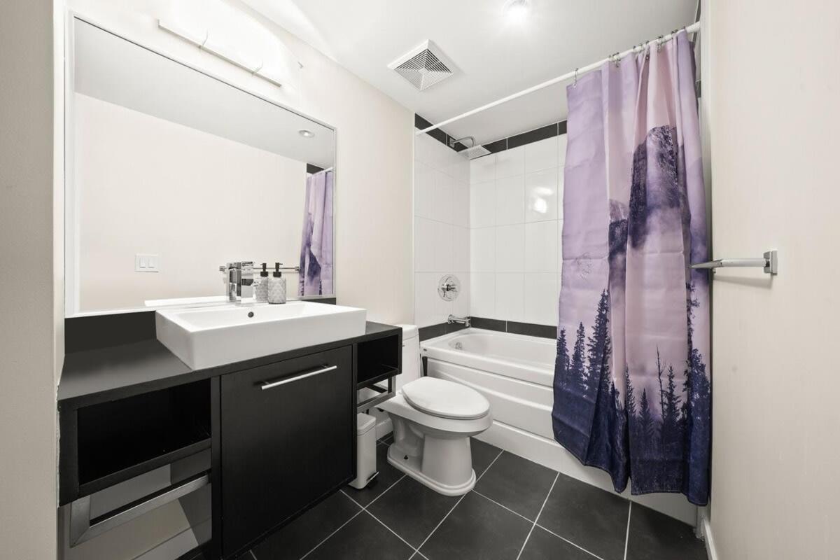 Dazzling Condo by Stadium Downtown w Incl Parking