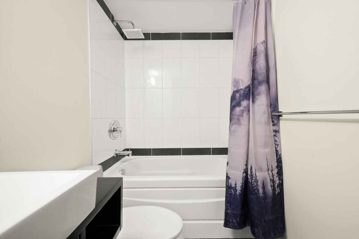 Dazzling Condo by Stadium Downtown w Incl Parking