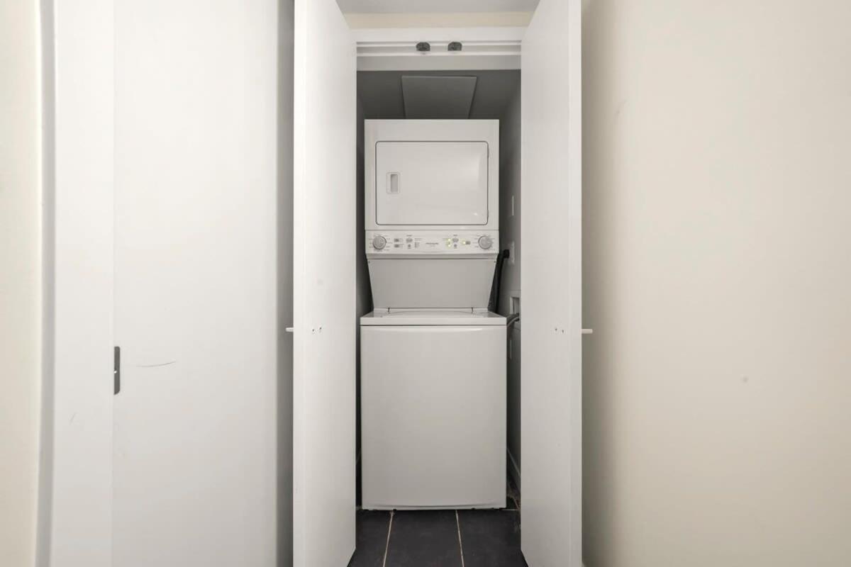 Dazzling Condo by Stadium Downtown w Incl Parking