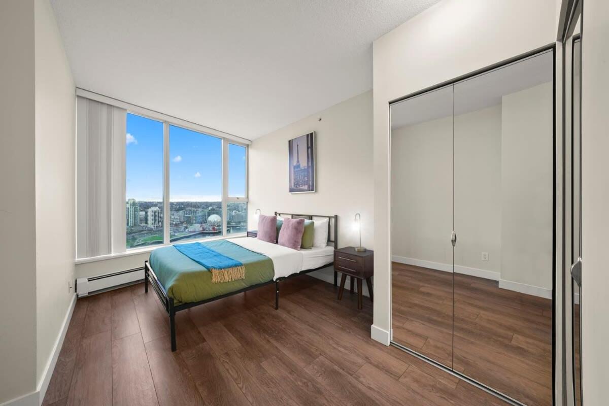 Dazzling Condo by Stadium Downtown w Incl Parking