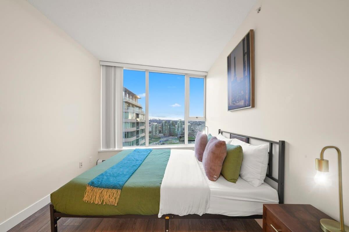 Dazzling Condo by Stadium Downtown w Incl Parking