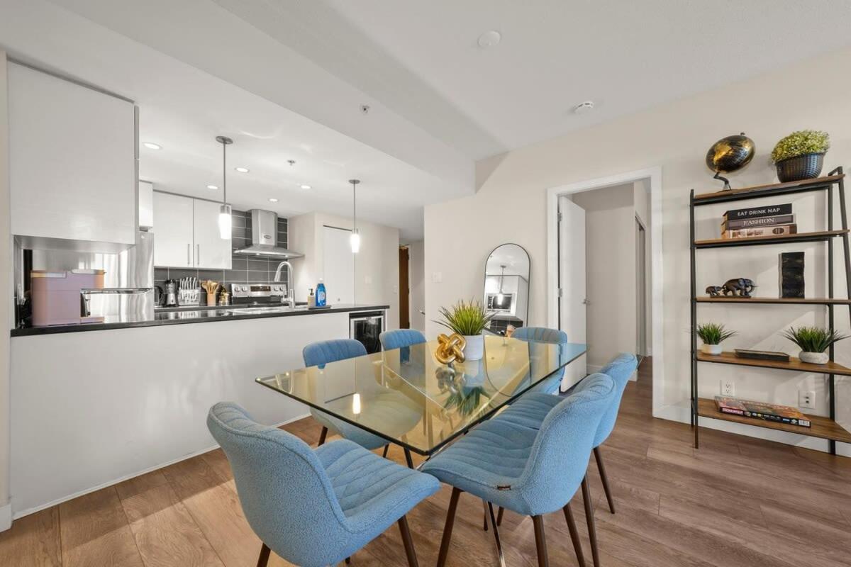 Dazzling Condo by Stadium Downtown w Incl Parking