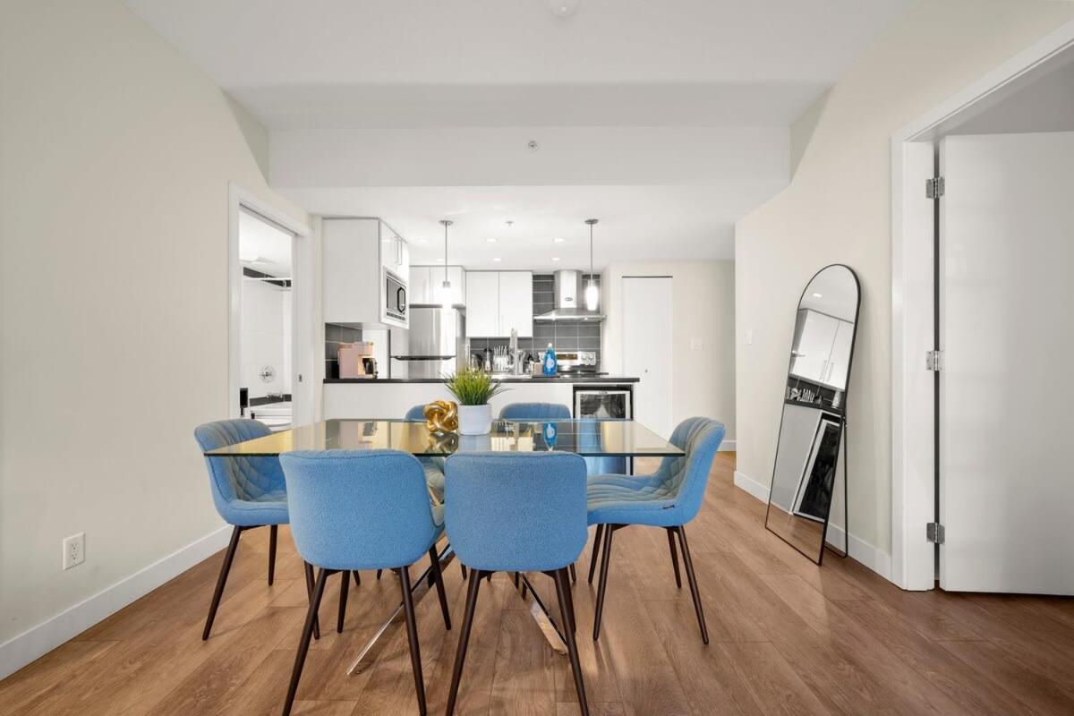 Dazzling Condo by Stadium Downtown w Incl Parking