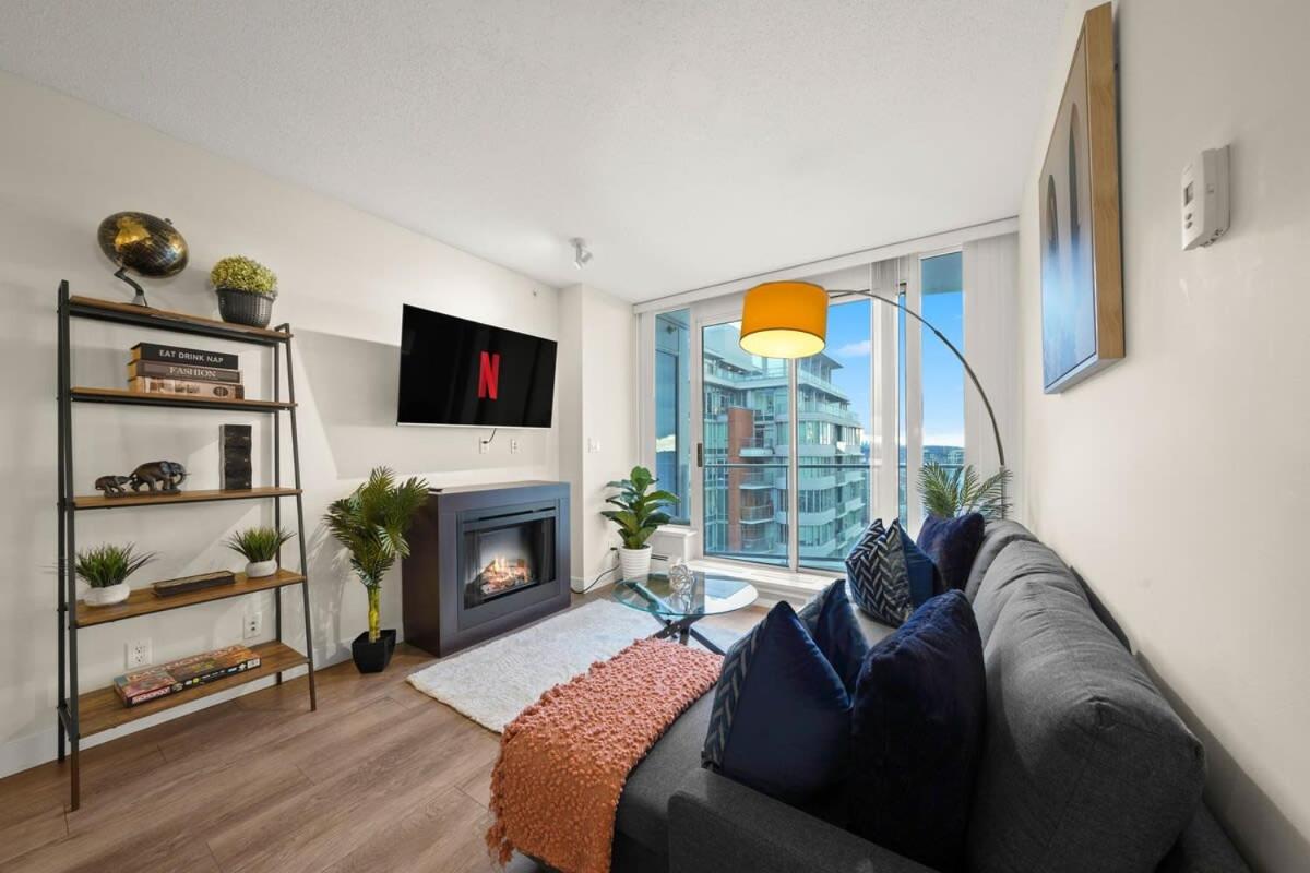 Dazzling Condo by Stadium Downtown w Incl Parking