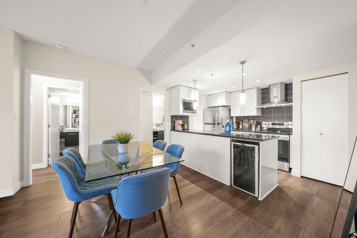 Dazzling Condo by Stadium Downtown w Incl Parking