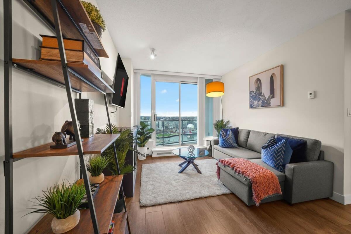 Dazzling Condo by Stadium Downtown w Incl Parking
