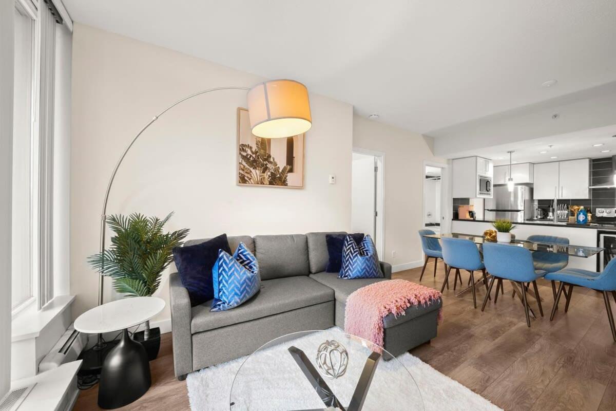 Dazzling Condo by Stadium Downtown w Incl Parking