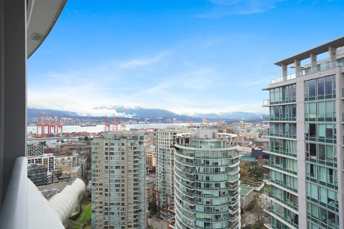 Dazzling Condo by Stadium Downtown w Incl Parking