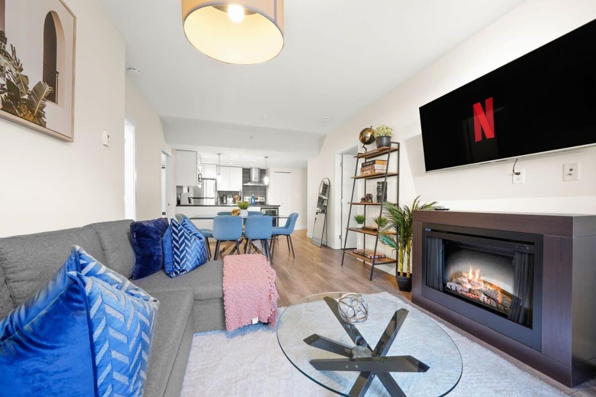 Dazzling Condo by Stadium Downtown w Incl Parking
