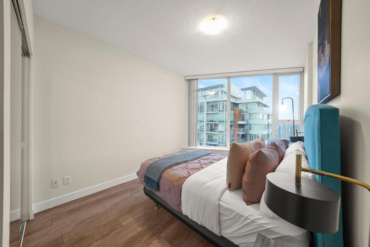 Dazzling Condo by Stadium Downtown w Incl Parking