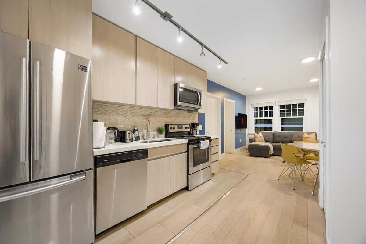 Chic 2 Bdrm Condo in Stylish Condo in West End DT