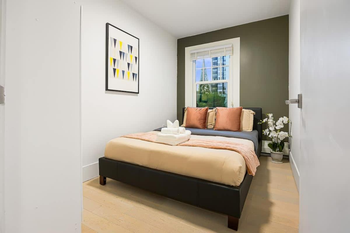Chic 2 Bdrm Condo in Stylish Condo in West End DT
