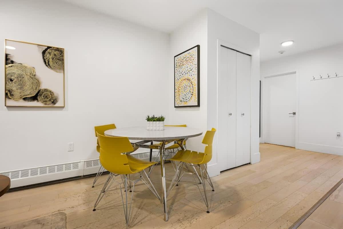 Chic 2 Bdrm Condo in Stylish Condo in West End DT