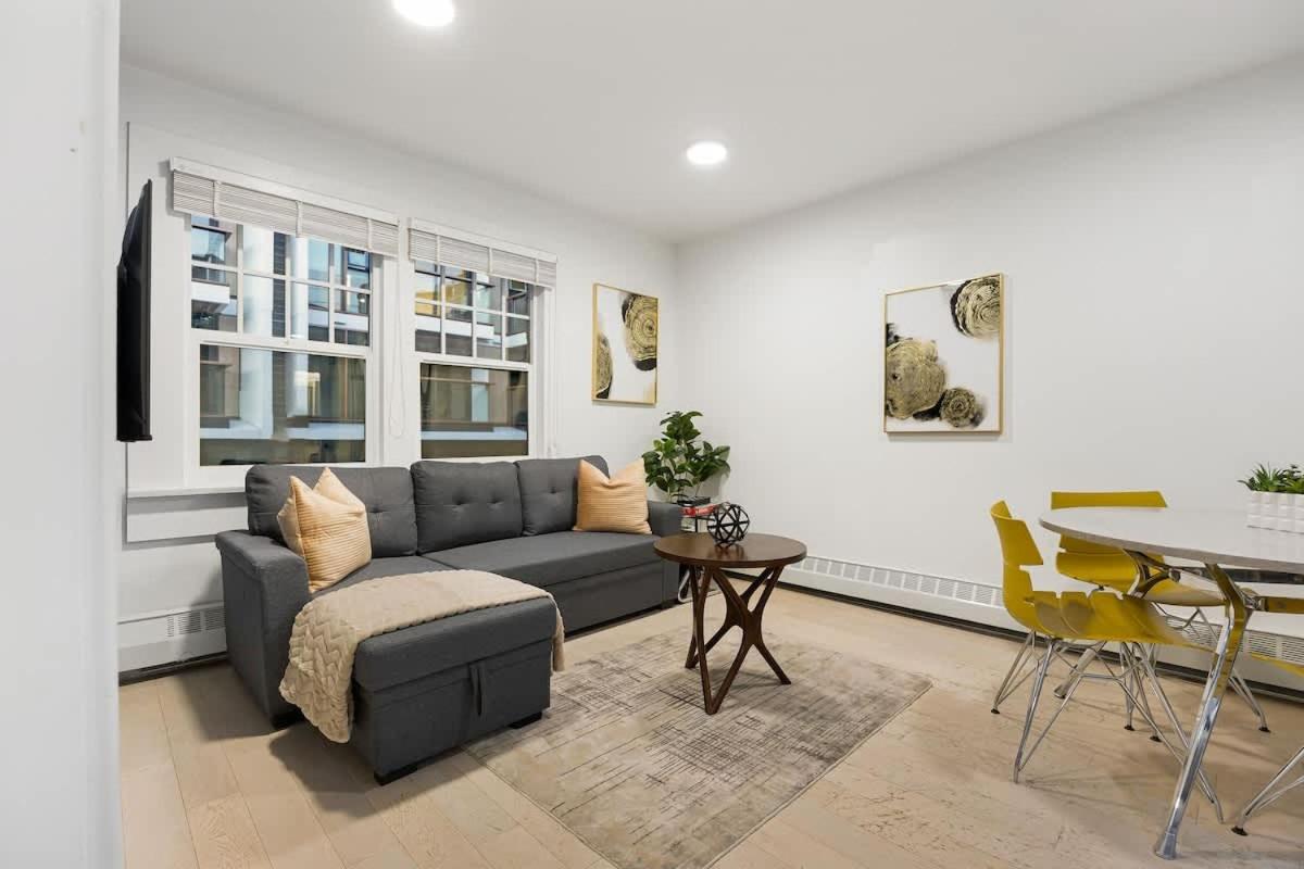 Chic 2 Bdrm Condo in Stylish Condo in West End DT