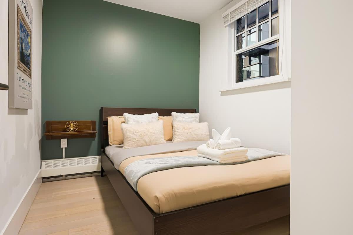 Chic 2 Bdrm Condo in Stylish Condo in West End DT