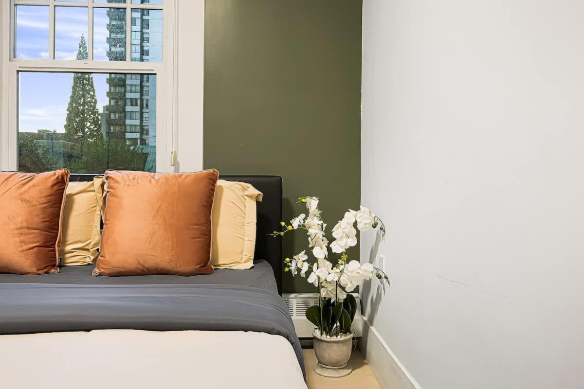 Chic 2 Bdrm Condo in Stylish Condo in West End DT