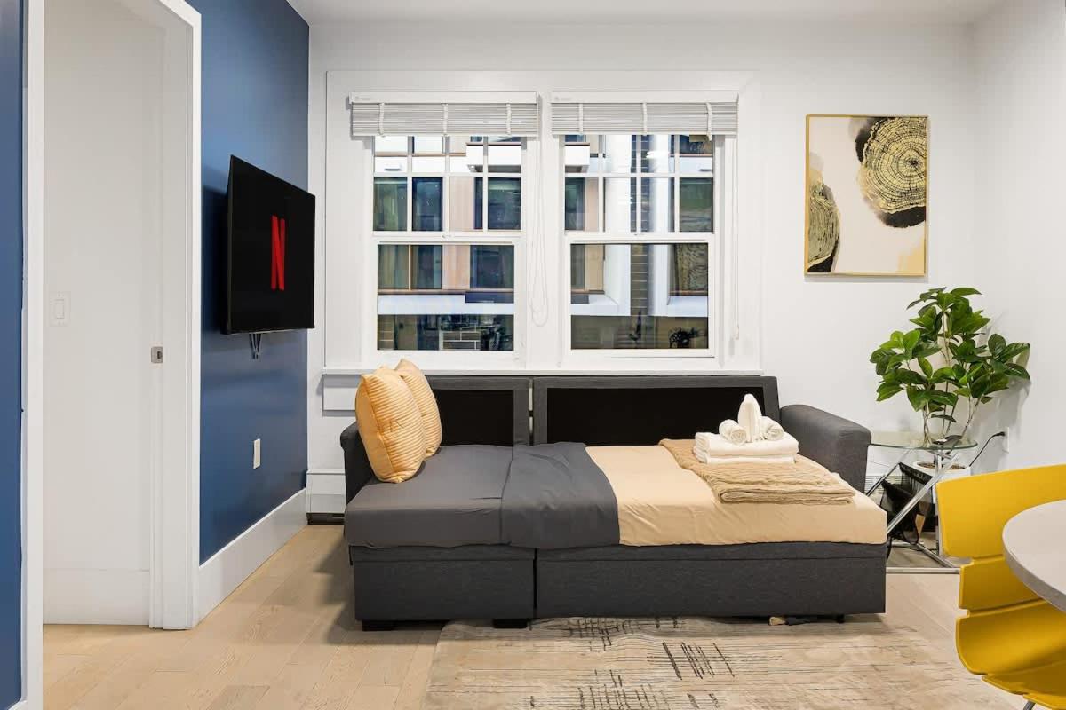 Chic 2 Bdrm Condo in Stylish Condo in West End DT
