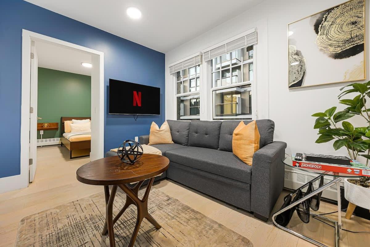Chic 2 Bdrm Condo in Stylish Condo in West End DT